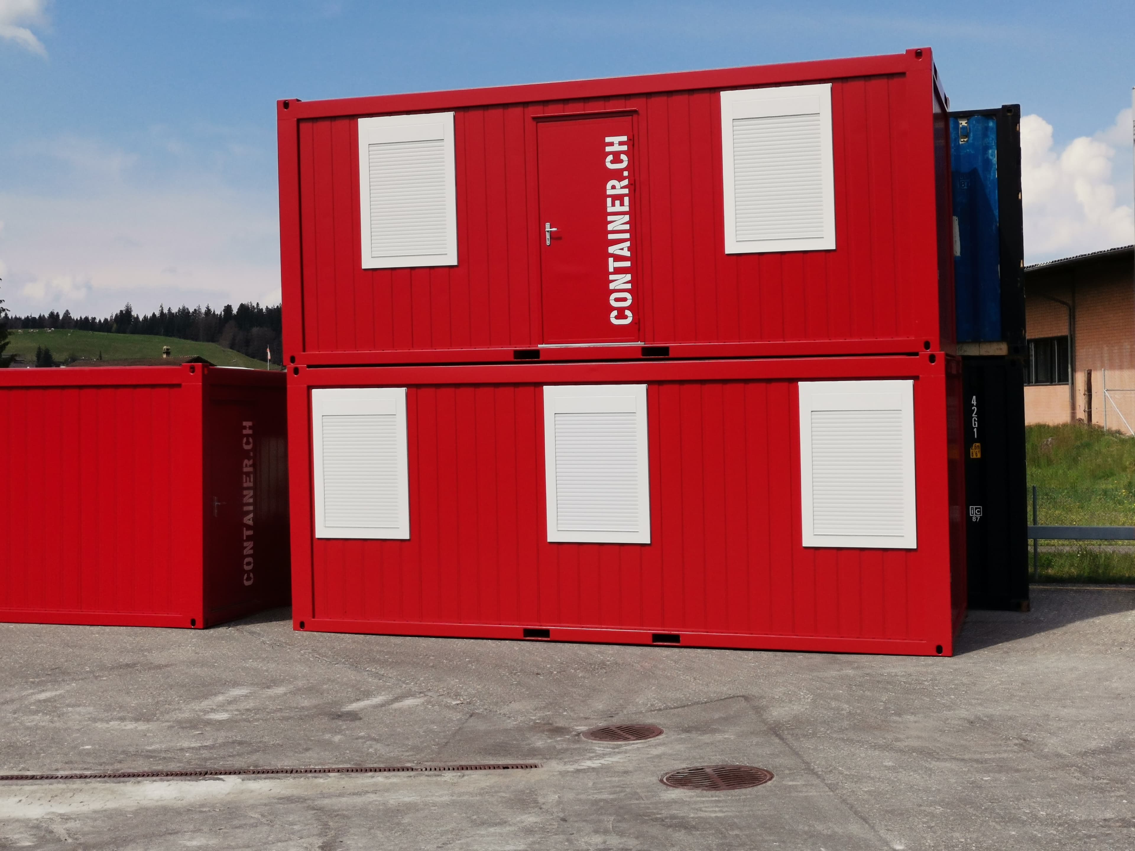 Roter Bürocontainer mit Fenstern